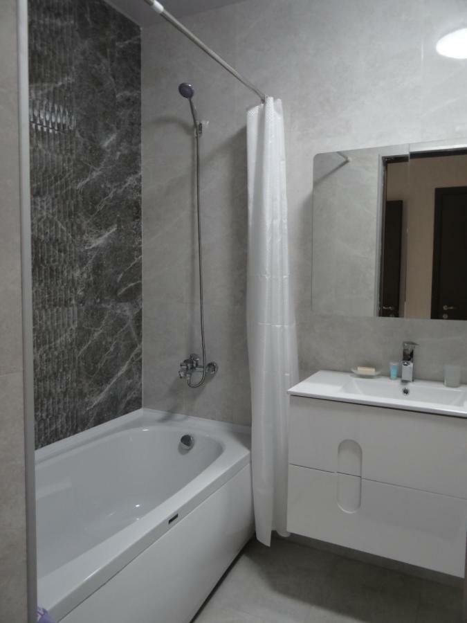 Apartment Abuseridze 5A Batumi Bagian luar foto